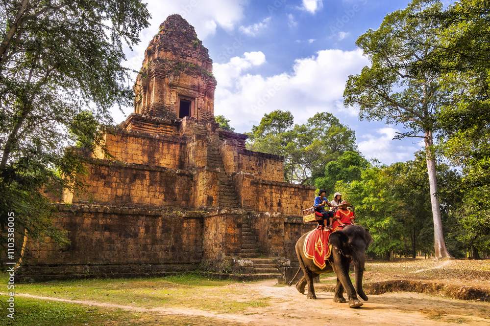 Fototapeta premium Turyści jadący na słoniu w Angkor, Siem Reap, Kambodża.