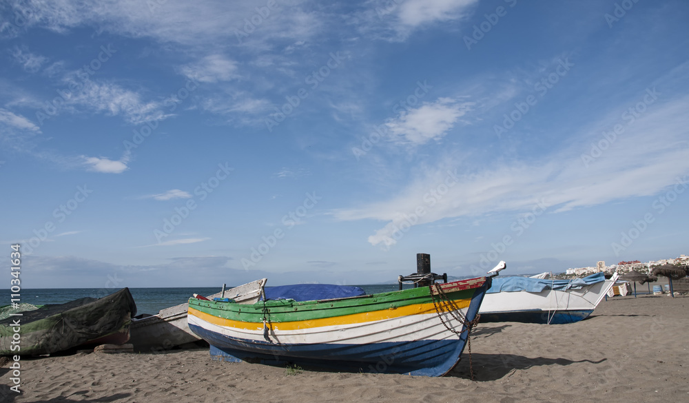 Barcas de pesca a la orilla de una playa del mar mediterráneo