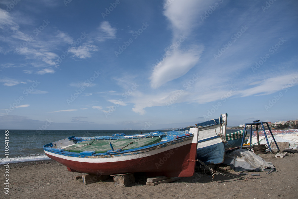 Barcas de pesca a la orilla de una playa del mar mediterráneo