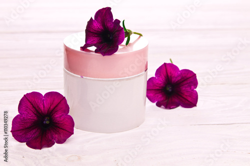 Moisturising cream with flowers