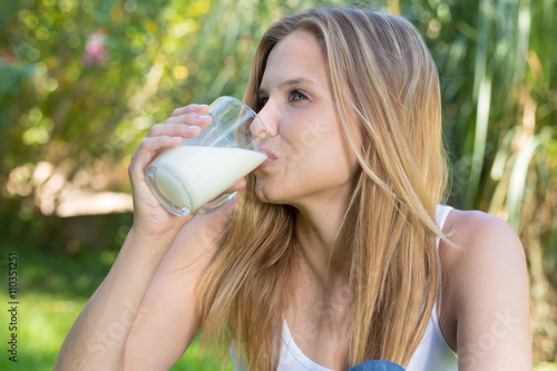 Foto Junge Frau trinkt Milch