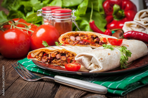 Burritos filled wiht minced meat, bean and vegetables.