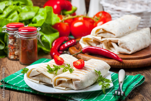 Burritos filled wiht minced meat, bean and vegetables.