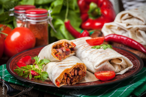 Burritos filled wiht minced meat, bean and vegetables.