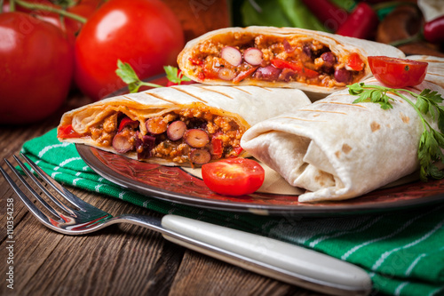 Burritos filled wiht minced meat, bean and vegetables.