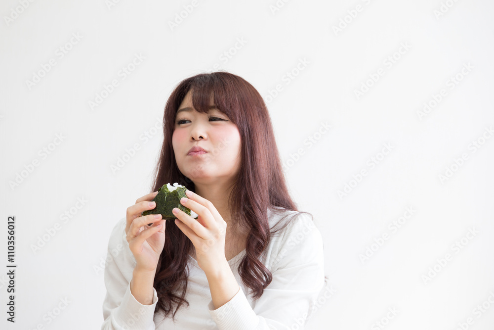 おにぎりを食べる女性(白バック) おにぎりを食べる女性(白バック)