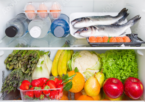 frigorifero pieno di cibo: dieta mediterranea photo