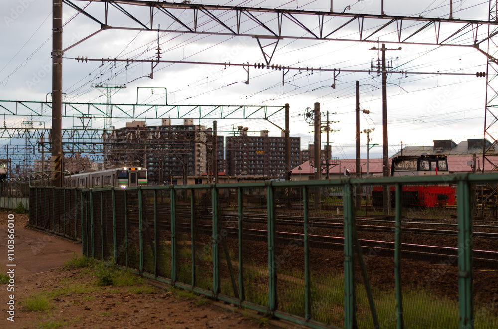 Fototapeta premium 夕暮れの沿線沿い