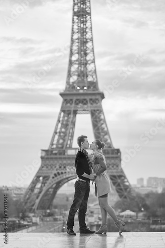Fototapeta Naklejka Na Ścianę i Meble -  Young romantic couple near the Eiffel tower in Paris