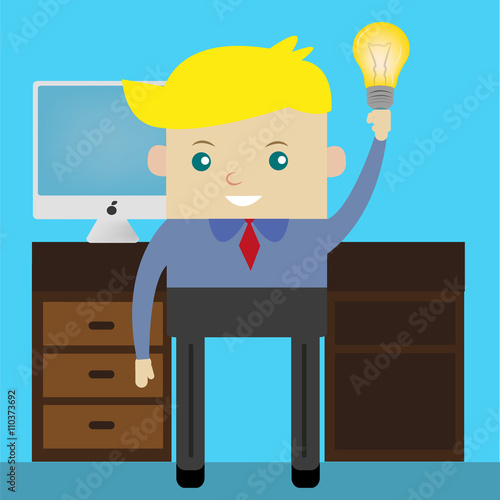 business man with an idea in office/ mujer de negocios en oficina con escritorio y ordenador teniendo una idea bombilla electrica