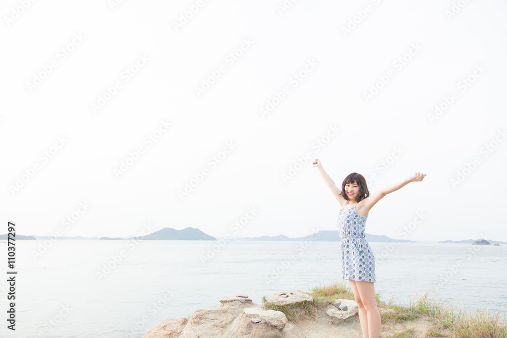 海で開放的な女性 海で開放的な女性