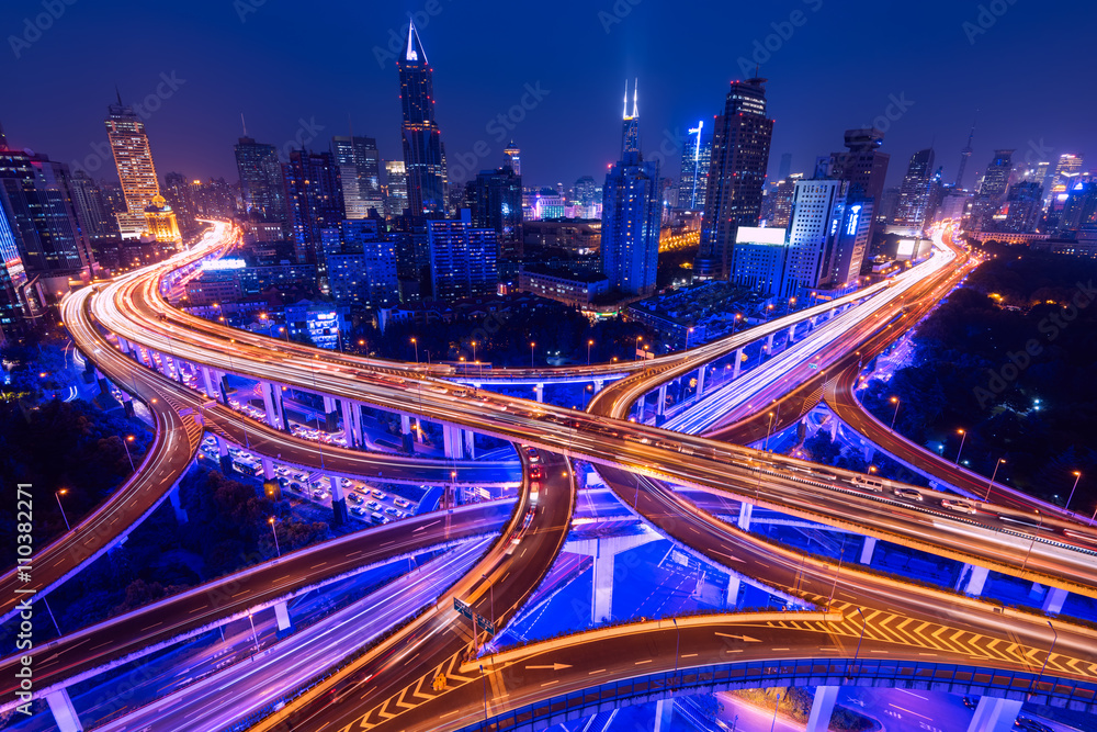Naklejka premium Widok z lotu ptaka wiaduktu autostrady w nocy w Szanghaju - Chiny.
