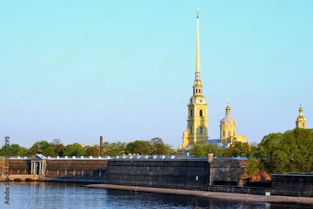 Петропавловская крепость ранним утром. Вид с набережной реки Невы.