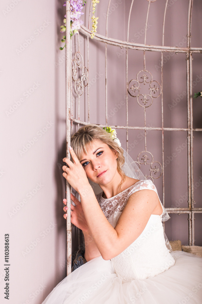 Fototapeta premium Beautiful bride posing in her wedding day