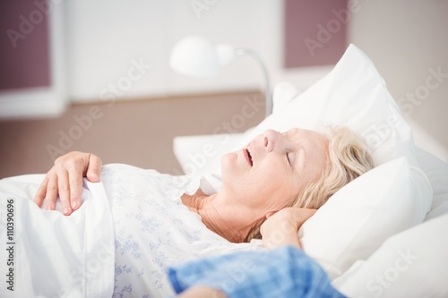 Fotografía Woman snoring on bed next to husband