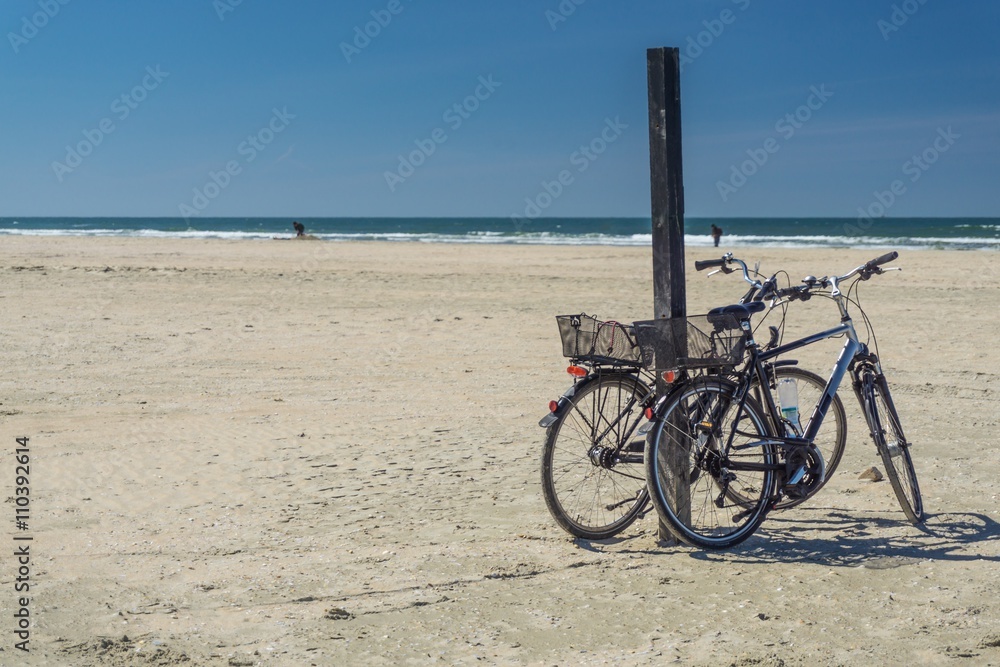 Fototapeta premium Zwei Fahrräder am Strand