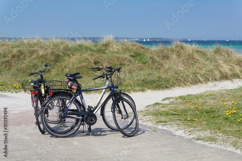 Fototapeta Naklejka Na Ścianę i Meble -  Drei Fahrräder auf dem Weg zum Strand