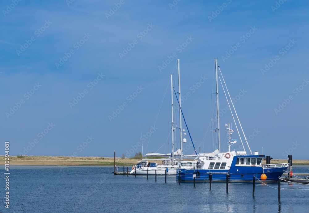 Segelboote im Hafen von Marina Wendtorf an der Kieler Förde bei strahlend blauem Himmel 