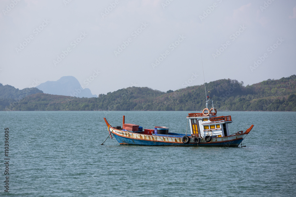 Boot im Meer in Thailand