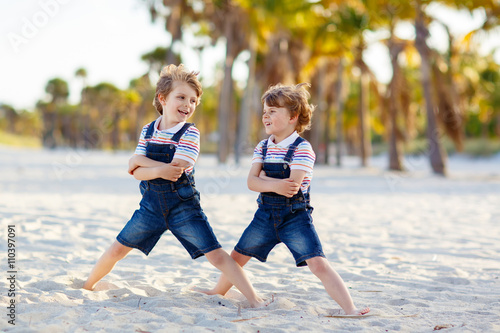 Two little kids boys having fun on tropical beach © Irina Schmidt