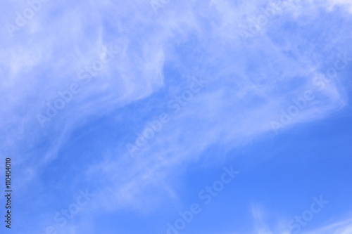 Plakat w ramie 青空に薄い雲