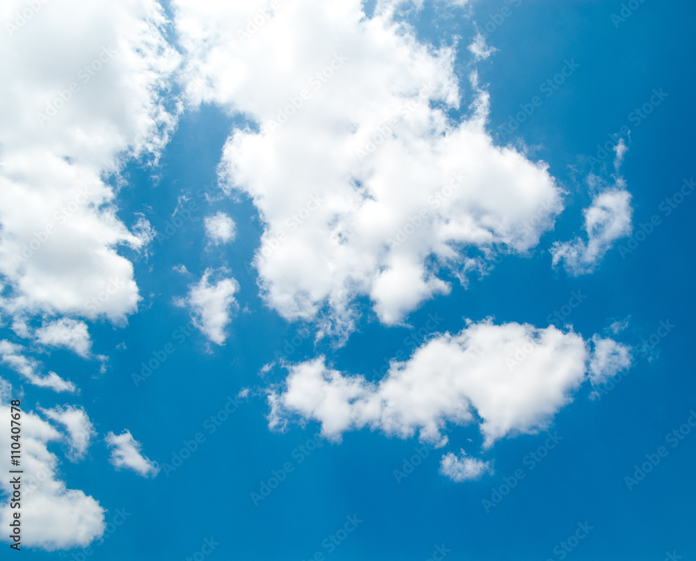 Obraz premium Sunny day with white clouds