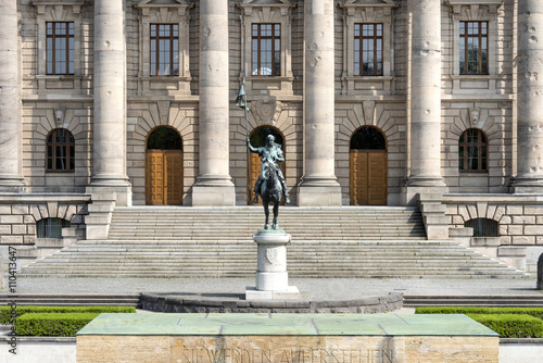 Hofgarten, Munich, Germany: Front view of the State chancellery of Bavaria with war memorial, Duke of Bavaria statue and park
