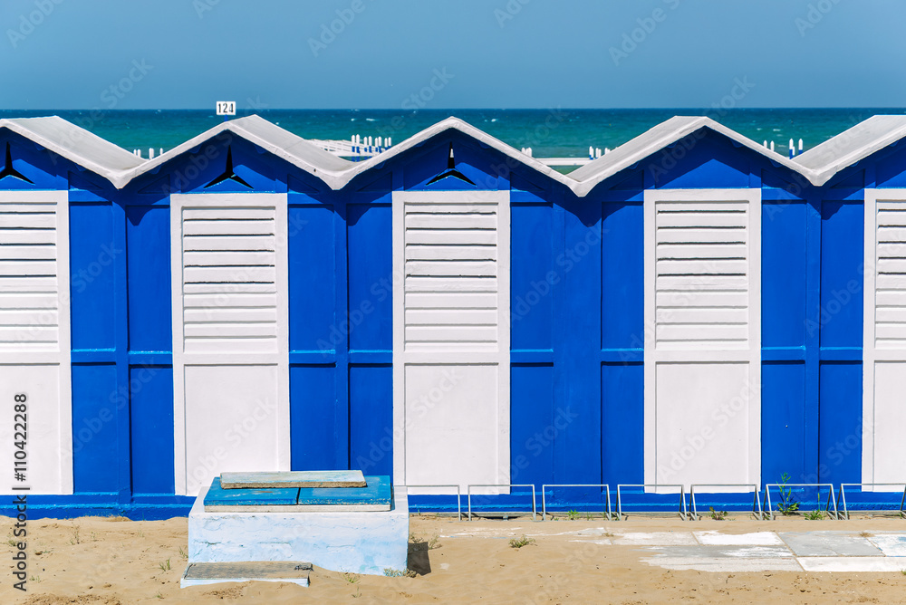 cabine da spiaggia blu e bianche 