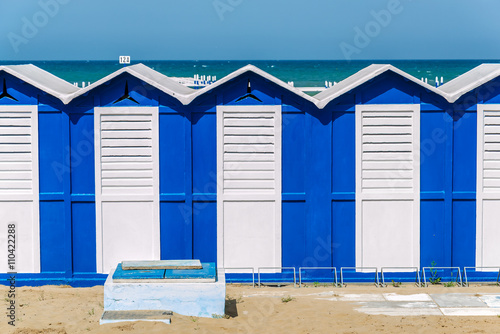 cabine da spiaggia blu e bianche  © paolapiancas