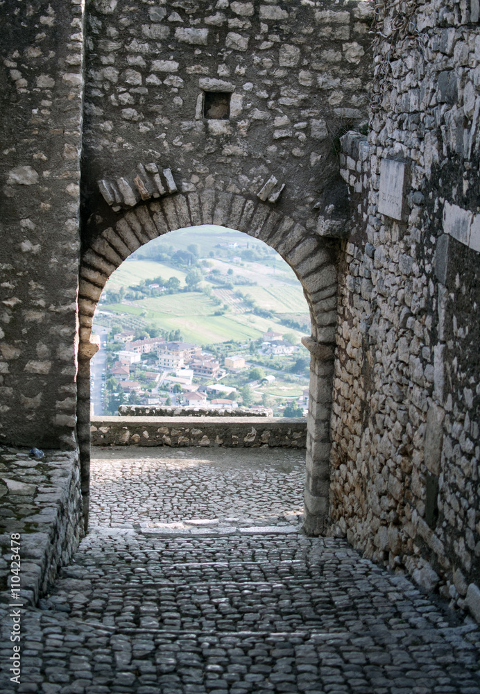 Obraz premium porta medievale a Sermoneta, Italia