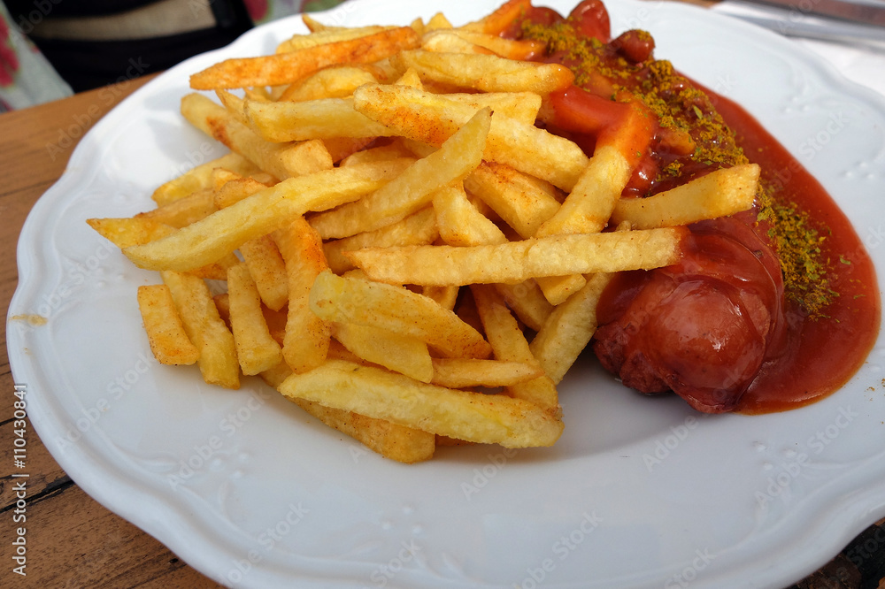 Currywurst mit Pommes Currywurst mit Pommes
