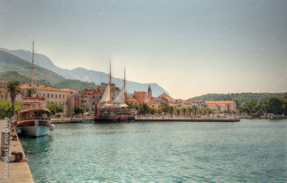 Der mediterane Hafen Makarskas (Kroatien) mit mehreren Ausflugsschiffen.

The mediterranean port of Makarska (Croatia) with several excursion boats.