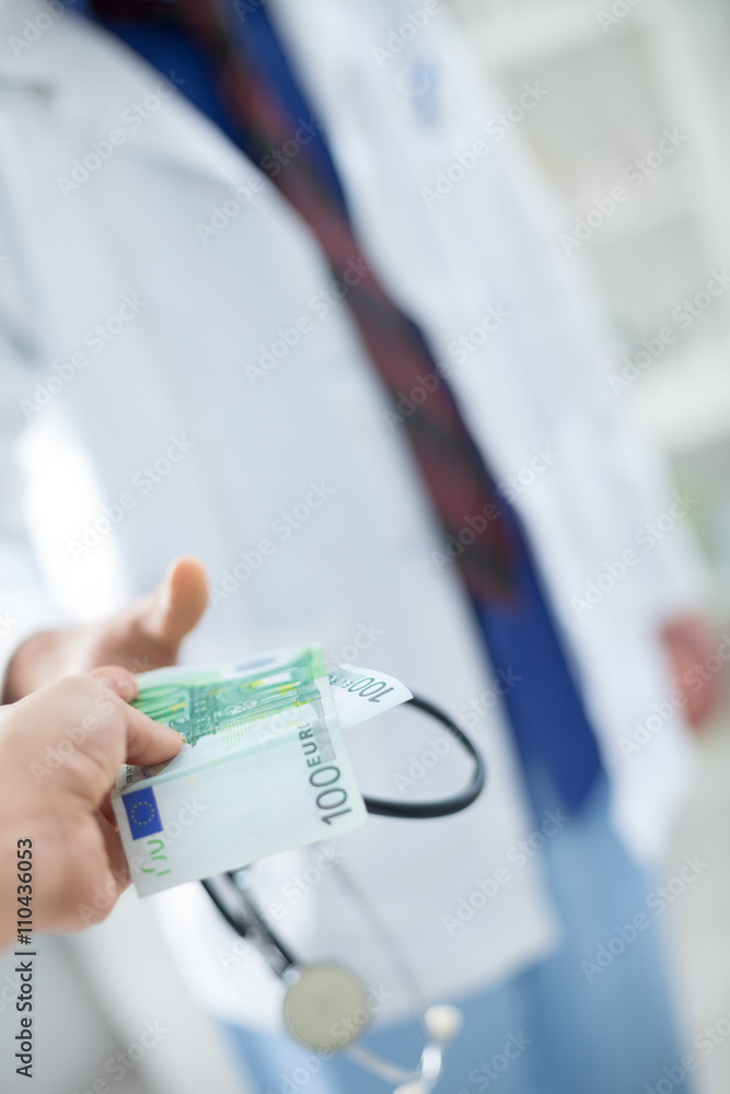 Doctor accept money from patient
