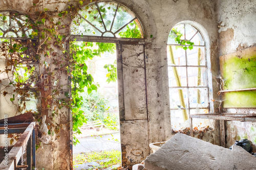 Fenster und T  re des verlassenen Hauses