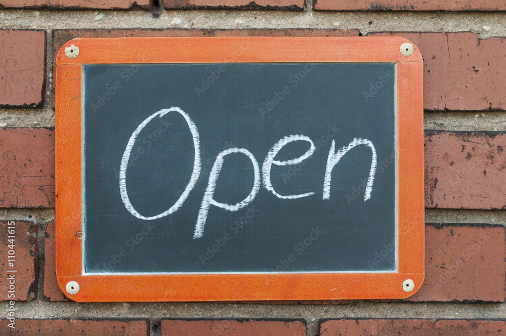 Tafel an einer Ziegelwand mit Text / Tafel an einer Ziegelwand mit Text Open. Tafel an einer Ziegelwand mit Text / Tafel an einer Ziegelwand mit Text Open.