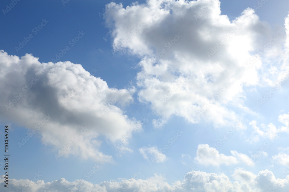 Obraz premium cloudy blue sky and sunlight background