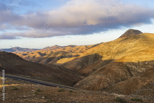 Fototapeta Naklejka Na Ścianę i Meble -  Vulcan mountains on the Canary Islands at sunset.