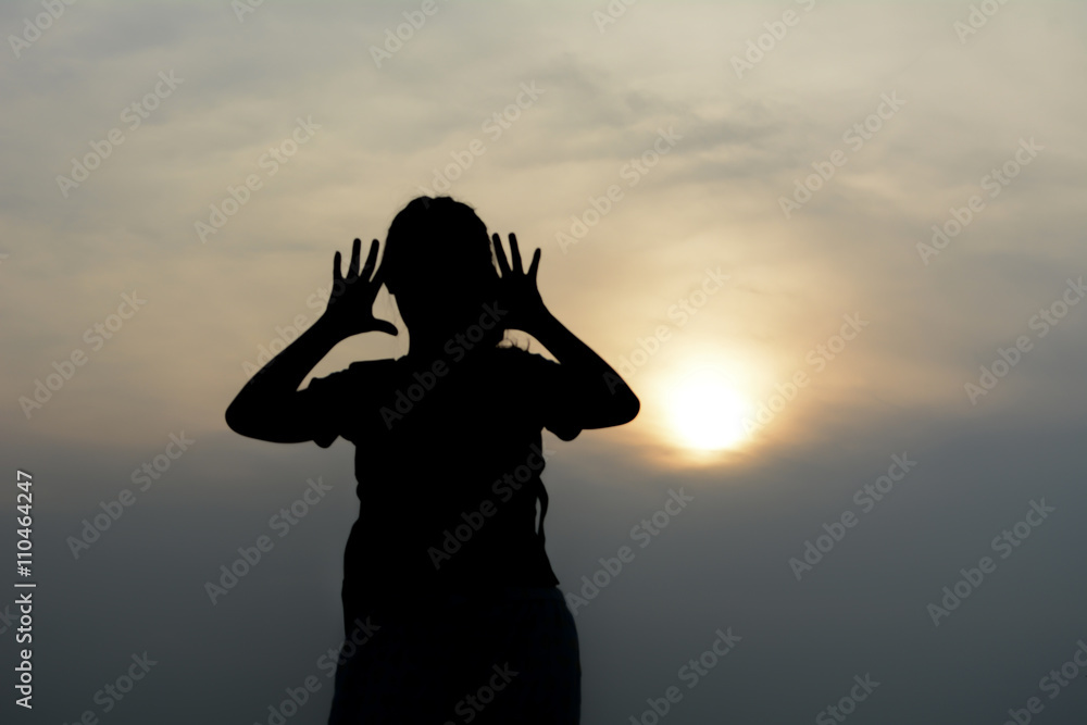 Fototapeta premium Silhouette women tourists.Background sunset