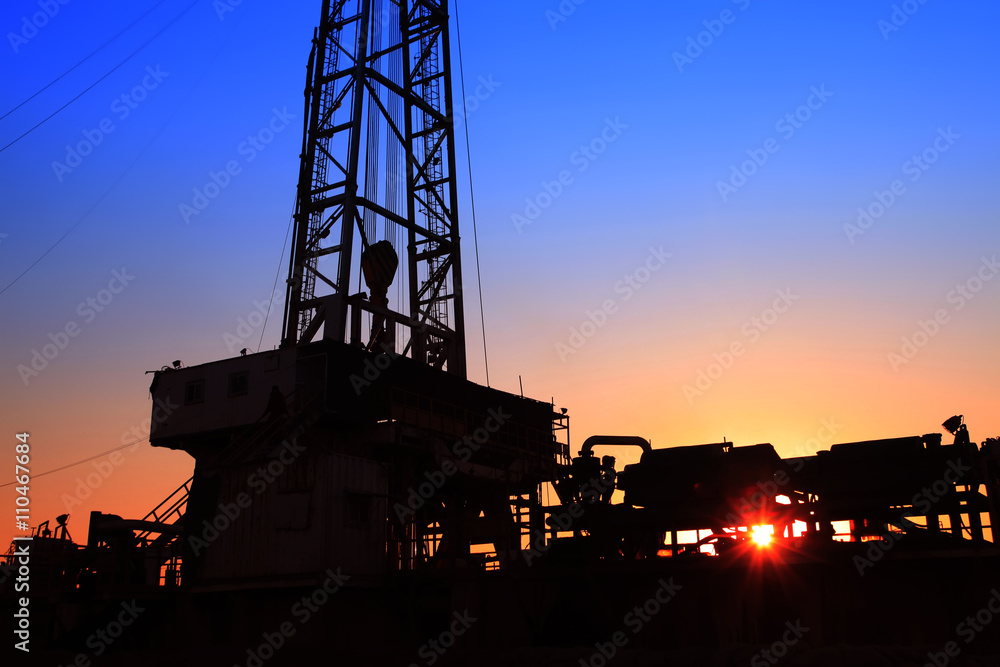 Obraz premium The silhouette of oilfield derrick