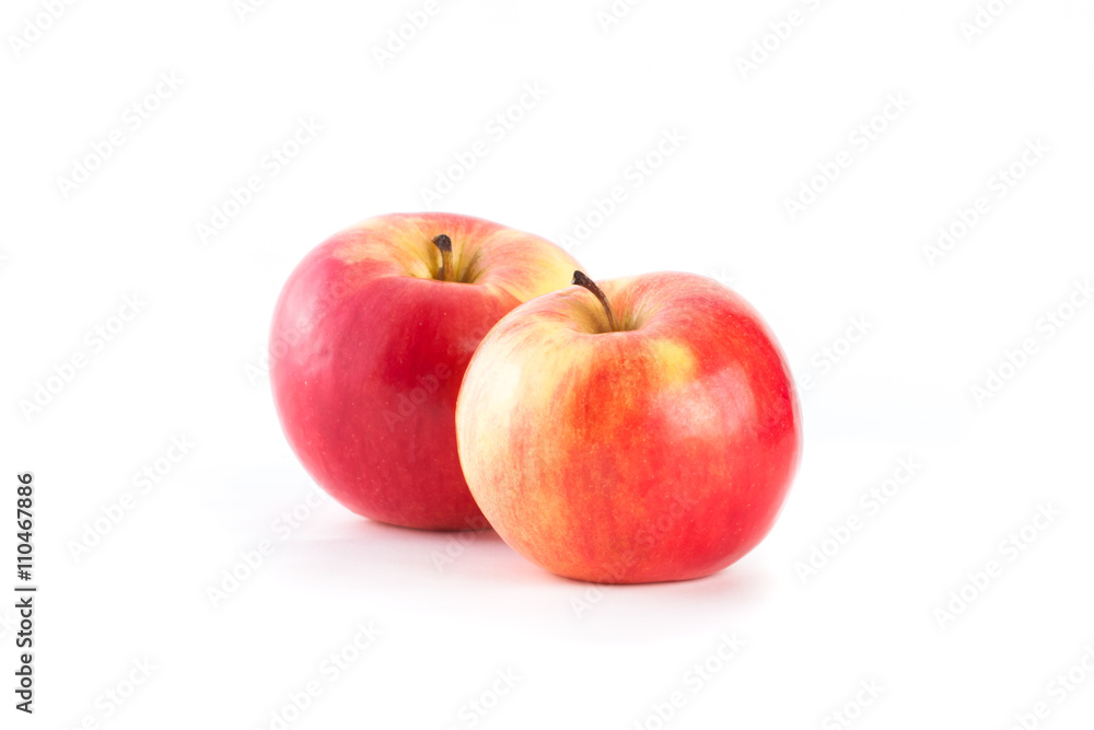 Спелые красные яблоки на белом фоне.