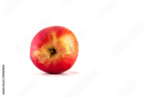Красное спелое яблоко на белом фоне.