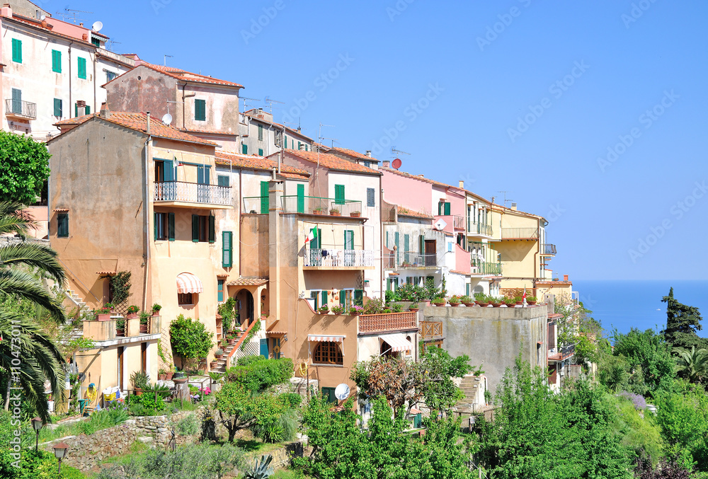 das idyllische Bergdorf Poggio auf der Insel Elba im Mittelmeer,Toskana,Italien