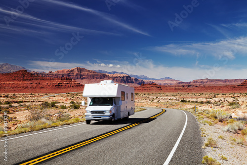 Fotografija RV Camper on highway
