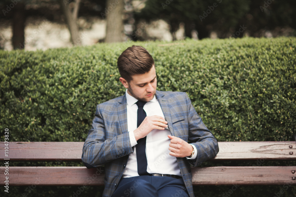 Obraz premium Stylish young businessman talking on the phone outdoors