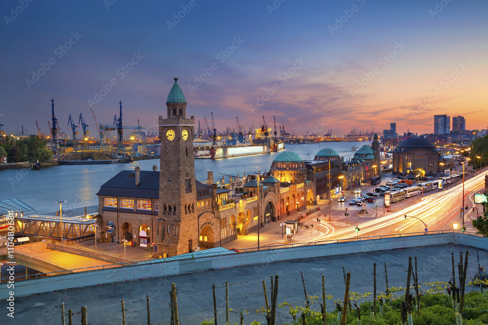 Obraz premium Hamburg, Germany. Image of Landungsbruecken and the harbor at sunset in Hamburg, Germany.