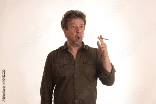 Ein Zigarillo rauchender Mann