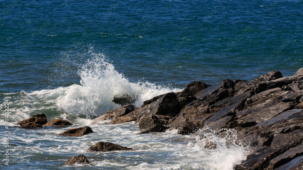 Fototapeta premium onda sugli scogli