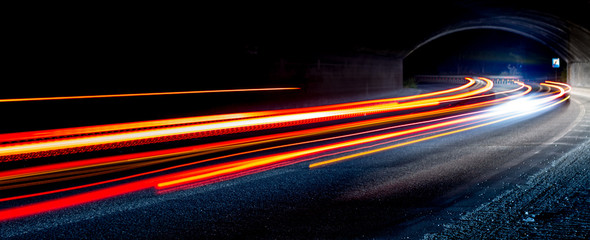 Papier peint photo Autoroute de nuit Sillages lumineux traversant un tunnel  © Todorov
