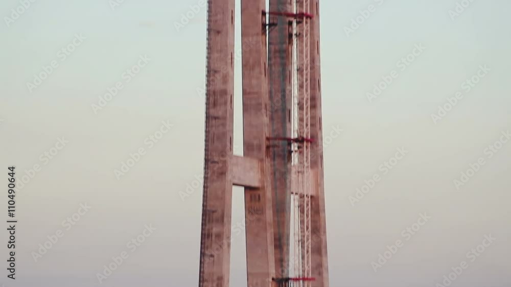 High-rise crane for bridge construction