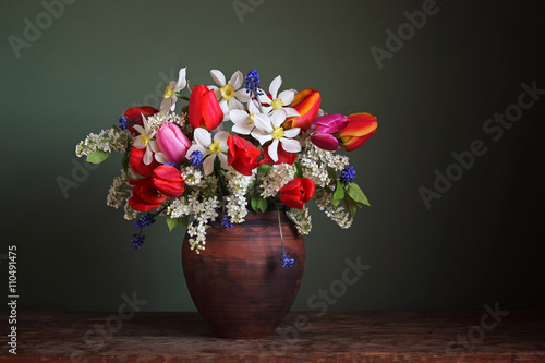 Fototapeta Naklejka Na Ścianę i Meble -  Still life with a spring bouquet in a clay jar.